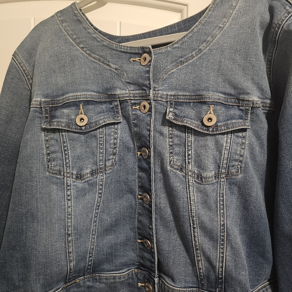 Torrid cropped 3/4 collarless medium wash jean jacket- size 4 - gently worn